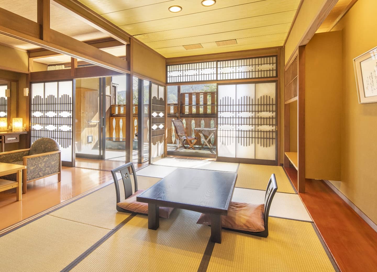 下呂温泉 望川館 — 岐阜県下呂市湯之島 · 飛騨川に面した露天風呂付客室「川の寮四季彩」の和室