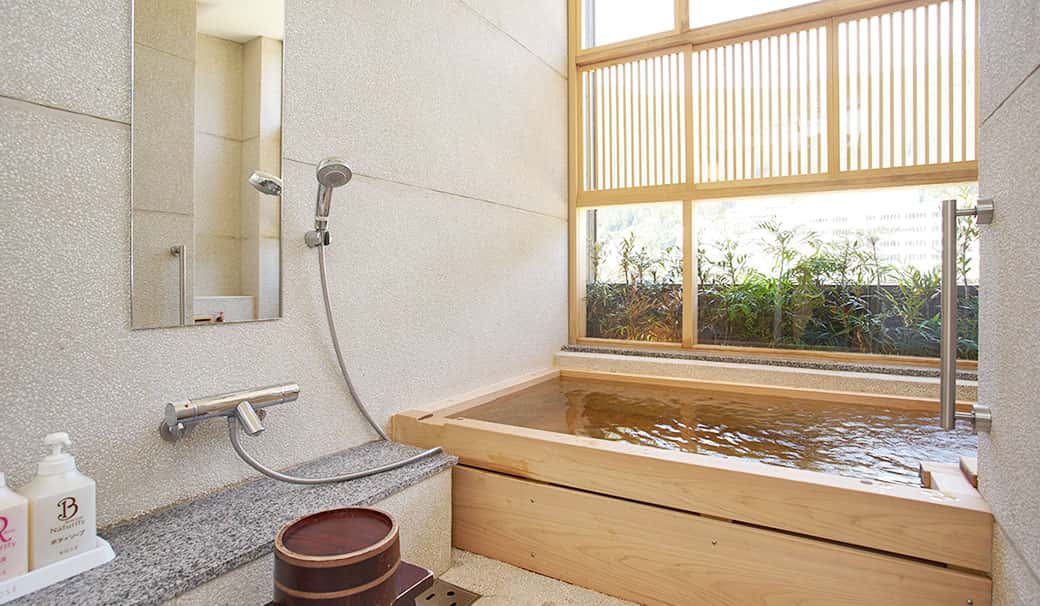 下呂温泉 小川屋 — 岐阜県下呂市湯之島 · 本館の檜の貸切風呂、格子窓の外に植栽
