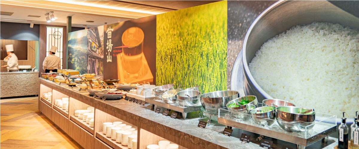 エンゼルグランディア越後中里 — 新潟・湯沢町 土樽 · バイキングレストラン「苗場山」の料理台と炊きたてご飯