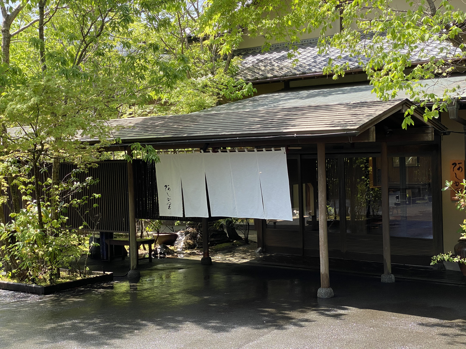 懐石旅庵 阿しか里 — 神奈川県湯河原町宮上 · 木立に囲まれた玄関まわり、19室の懐石旅館