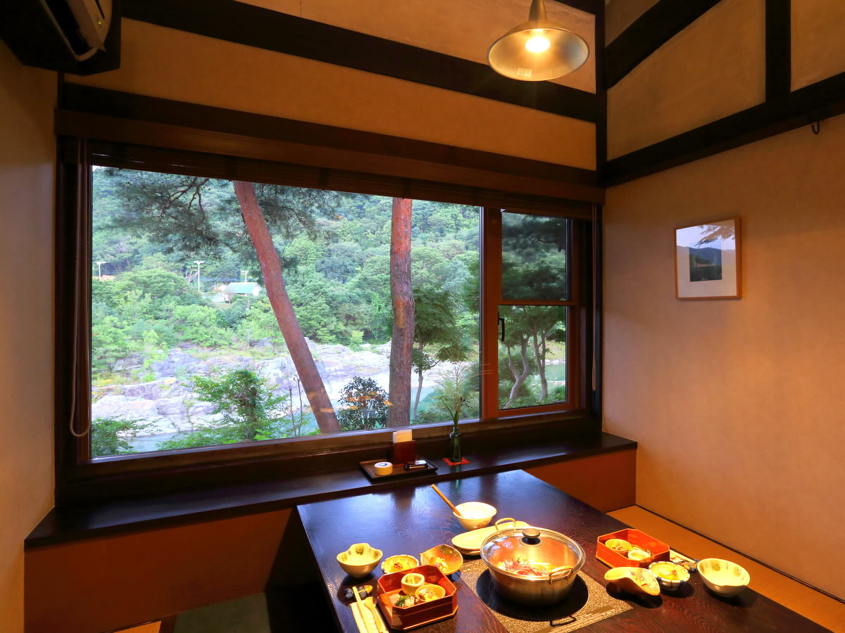 花のおもてなし 長生館 — 埼玉・長瀞 · 荒川の渓谷に面した個室食事処「囲炉里庵・花水木」の夕食席、こたつ式で足を伸ばせる造り