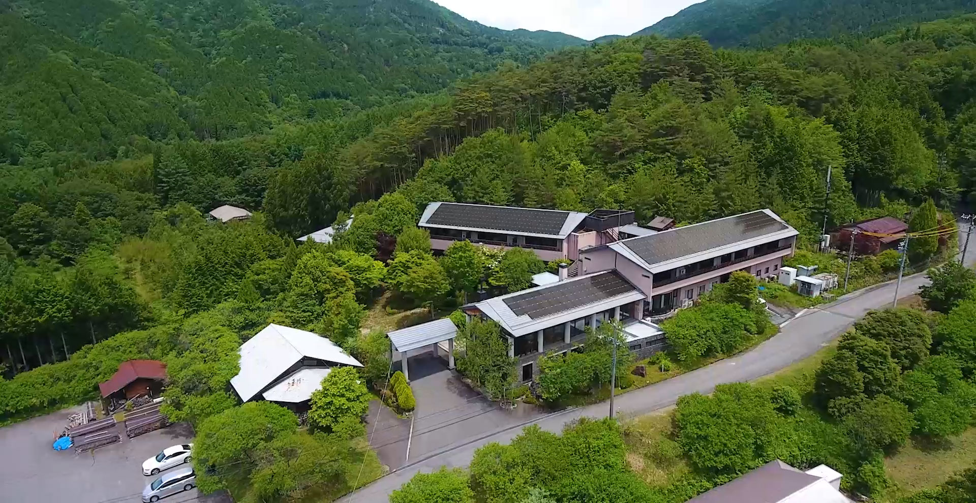 ホテル富貴の森 — 長野県南木曽町吾妻 · 木曽の山あいの森に囲まれた温泉ホテルの全景