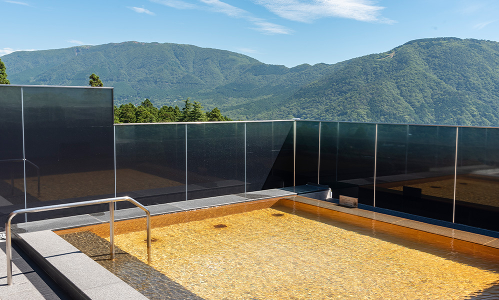 箱根ホテル小涌園 — 神奈川・箱根町二ノ平 · 最上階にある展望露天風呂と入り口の手すり