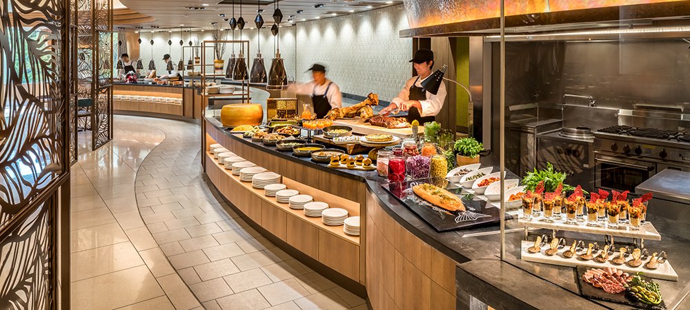 ヒルトン東京ベイ — 浦安市舞浜 · 朝食会場フォレストガーデンのオープンキッチンとブッフェ台