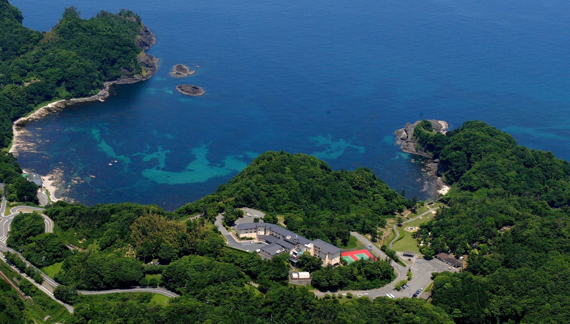 休暇村 竹野海岸 — 兵庫県豊岡市 · 竹野浜の入り江を見下ろす高台に建つ48室の休暇村