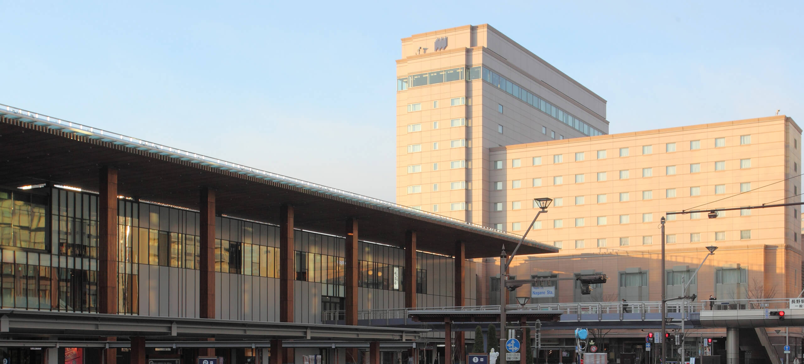 ホテルメトロポリタン長野 — 長野市・JR長野駅善光寺口 · 駅舎と並ぶ駅ビル直結のシティホテル外観