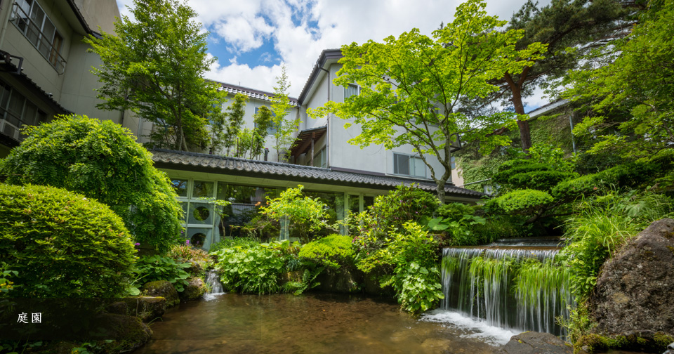 あだたらの宿 扇や — 福島県二本松市・岳温泉 · 建物に囲まれた中庭の庭園と流れ。客室の広縁から眺められる