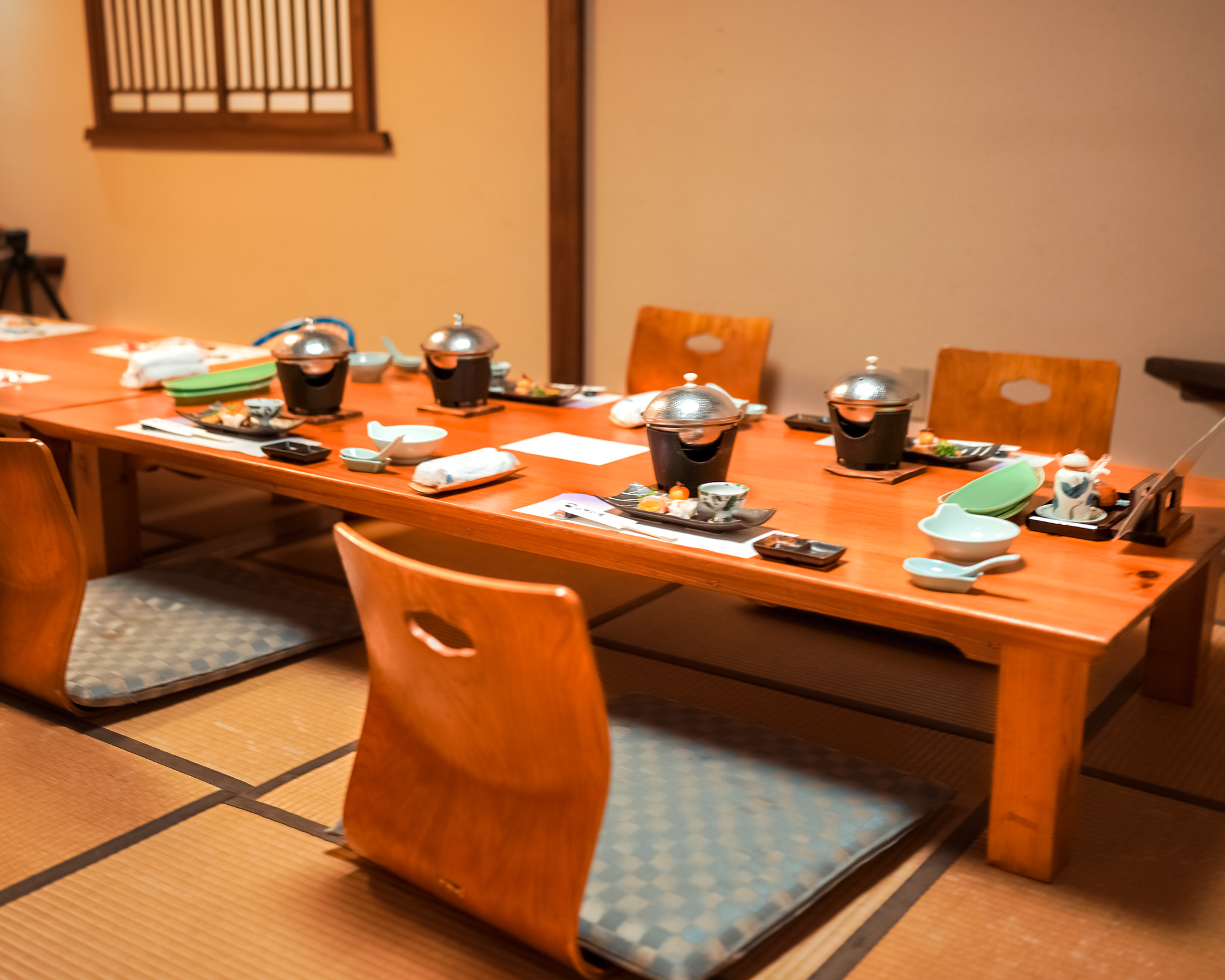 旅館 やまの湯 — 熊本県南小国町・黒川温泉 · 個室会席「塩梅」の座敷。4名分の膳が並ぶ掘りごたつ席