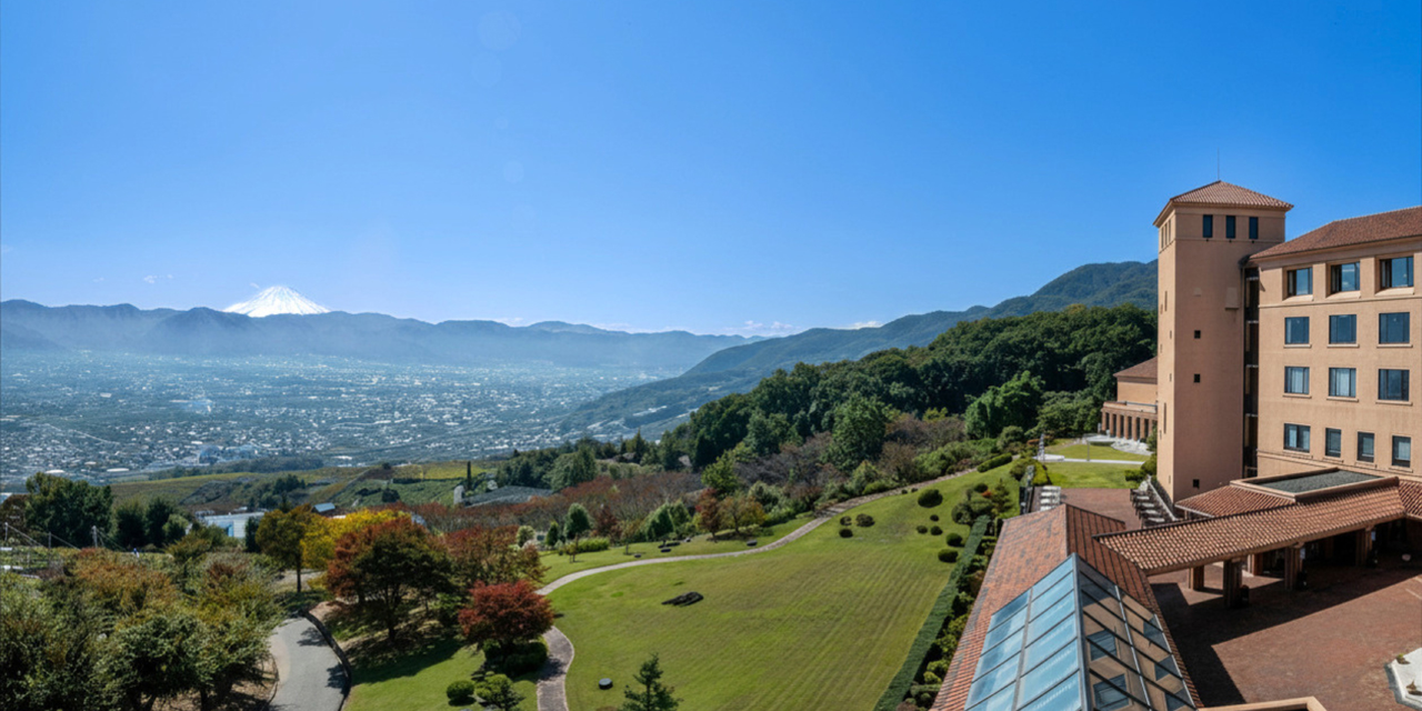 フルーツパーク富士屋ホテル — 山梨市江曽原 · 笛吹川フルーツ公園の丘から甲府盆地と富士山を望む外観
