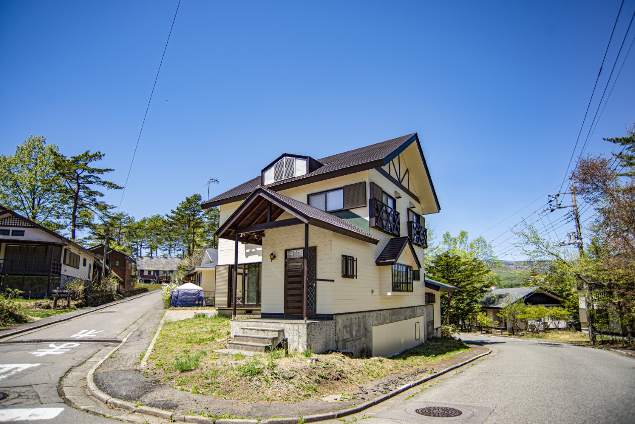 永田屋 昭和館 — 群馬県草津町・草津白根の別荘地 · 約200㎡・4LDKの一棟貸し温泉付き別荘の外観
