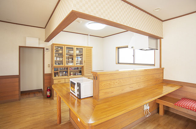 永田屋 昭和館 — カウンター付きキッチンダイニング · IHコンロ・冷蔵庫・電子レンジ・調理器具を常備