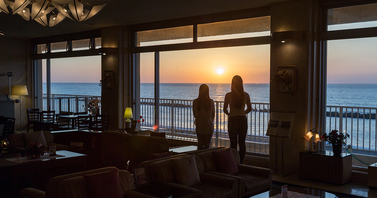 瀬波ビューホテル — 村上市瀬波温泉 · 日本海に沈む夕日が見えるロビーラウンジ
