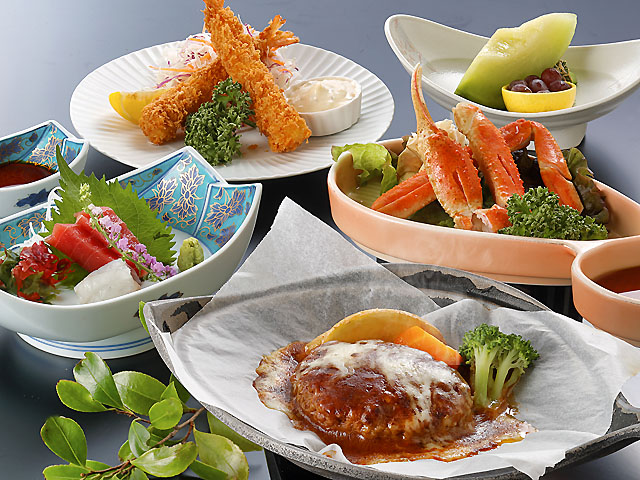 旬味の宿 うお昭 — 子ども向け夕食の一例。ハンバーグ、海老フライ、刺身、蟹を組み合わせた小学生向けの献立