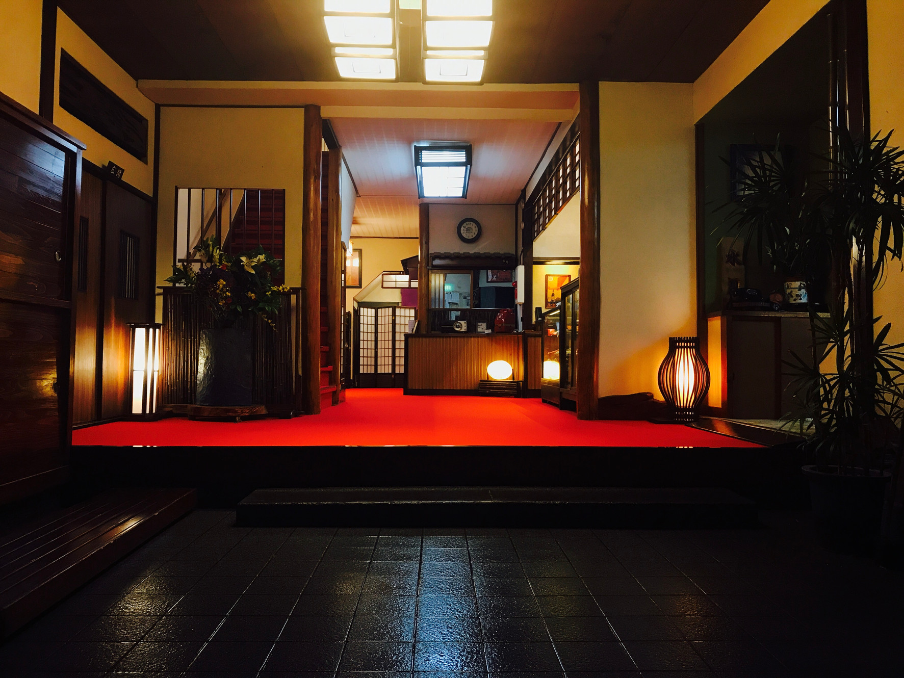 温泉旅館 水月 — 湯河原町土肥 · 湯河原駅から徒歩5分、昭和レトロを掲げる源泉かけ流しの全12室旅館