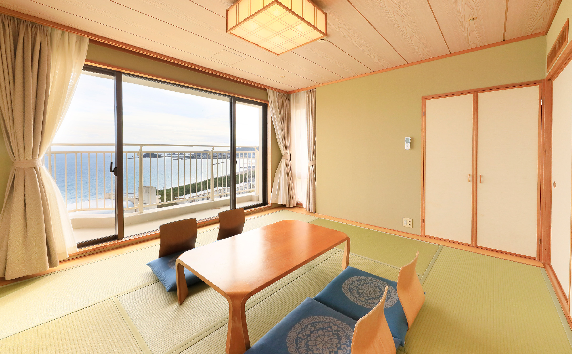 鴨川グランドタワー — 千葉県鴨川市・広場 · 鴨川の海を望むバルコニー付き和洋室の8畳和室、コンドミニアム形式の客室