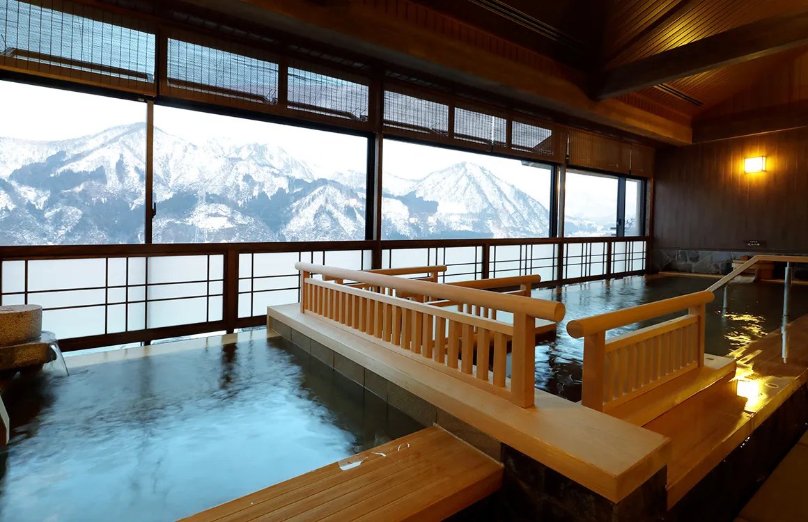 湯けむりの宿 雪の花 — 新潟県湯沢町・越後湯沢温泉 · 最上階の大浴場から雪の山並みを望む