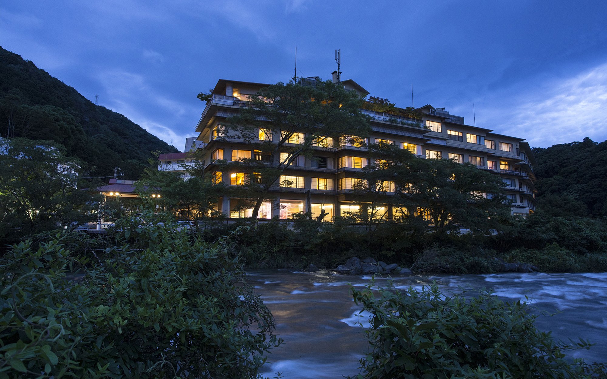 ホテル河鹿荘 — 神奈川県箱根町湯本 · 早川沿いに建つ温泉旅館の夕景