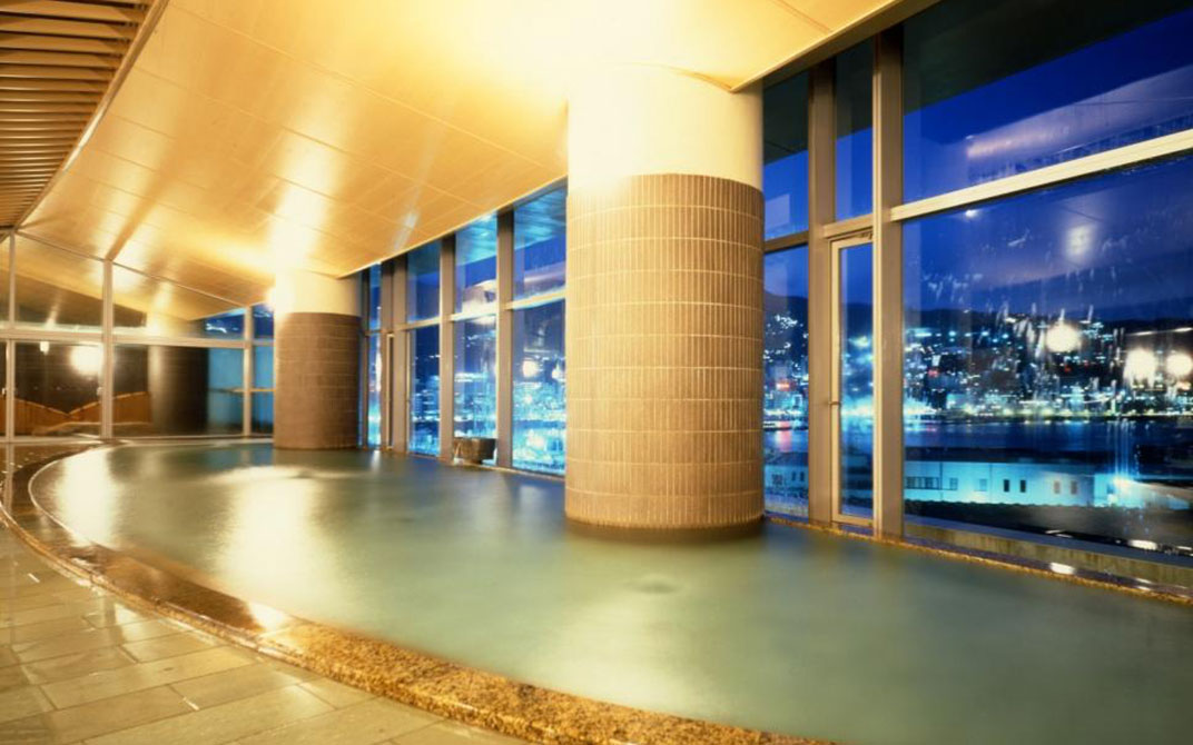 熱海後楽園ホテルの大展望風呂「海望の湯」 — 相模灘と熱海の夜景を望む窓沿いの内湯