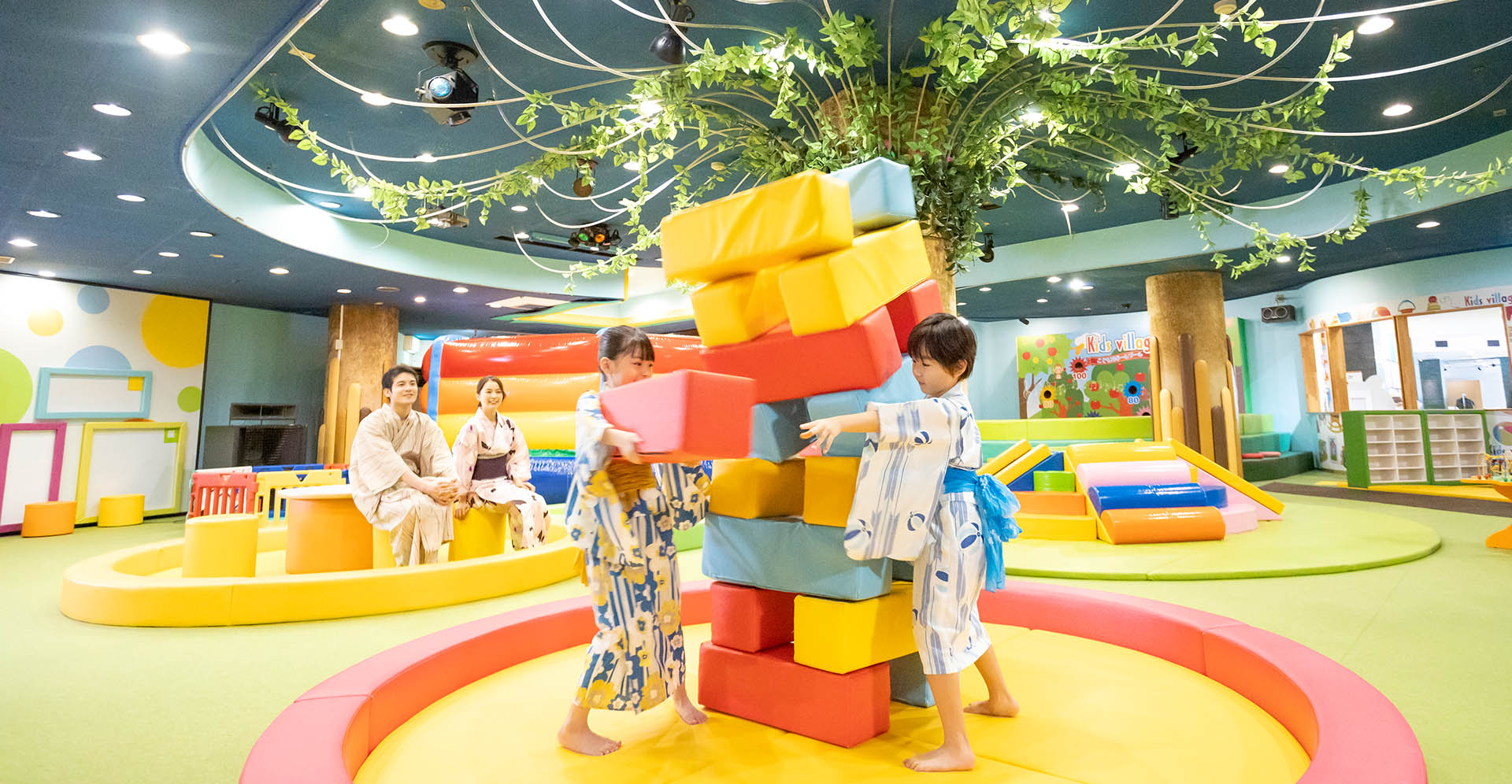 大江戸温泉物語 あわづグランドホテル — 小松市・粟津温泉 · 大型の立体遊具を置いた館内の無料キッズパーク