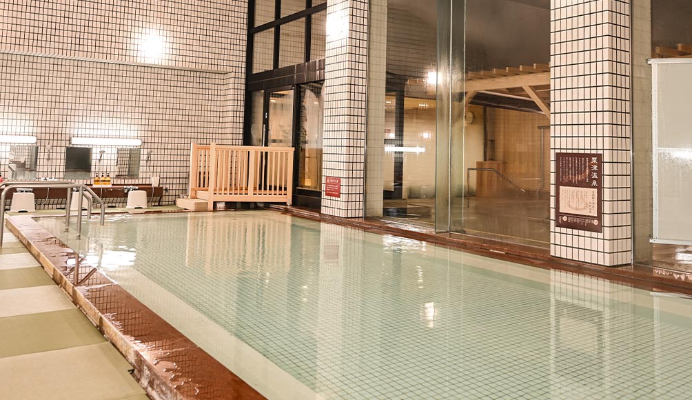 あわづグランドホテル — 粟津温泉 · 洗い場の床に畳を敷いた女性用内湯「妙麗の湯」