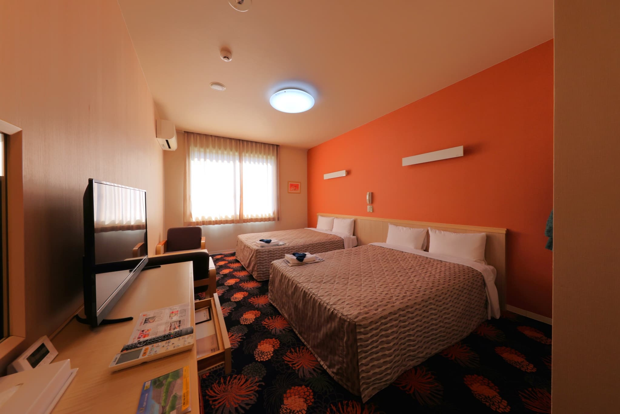 HOTEL AZ 大分安心院店 — 大分県宇佐市安心院町 · 洋室(ダブルベッド×2、26㎡、4名まで)の客室