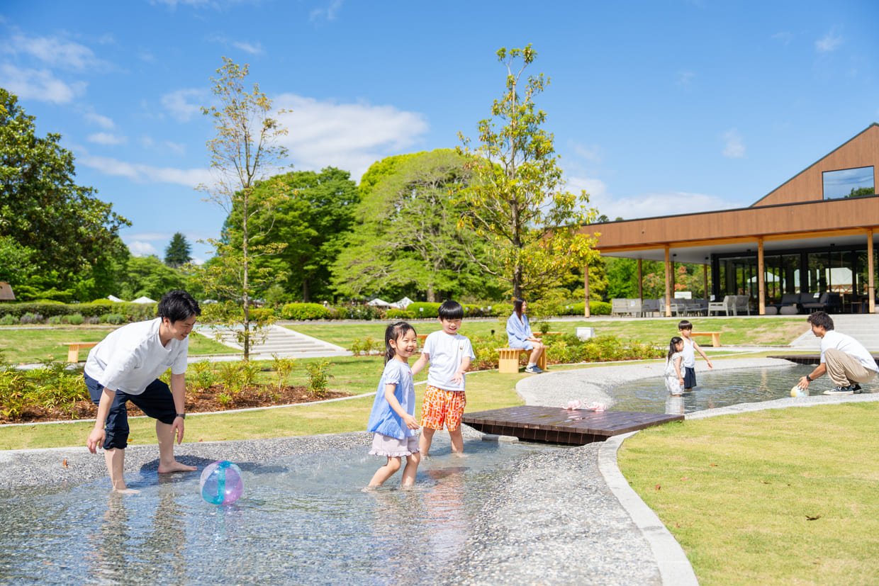 THE BOTANICAL RESORT 林音 — 茨城県那珂市 · レストラン棟の前に広がる浅いじゃぶじゃぶ池と芝生の広場