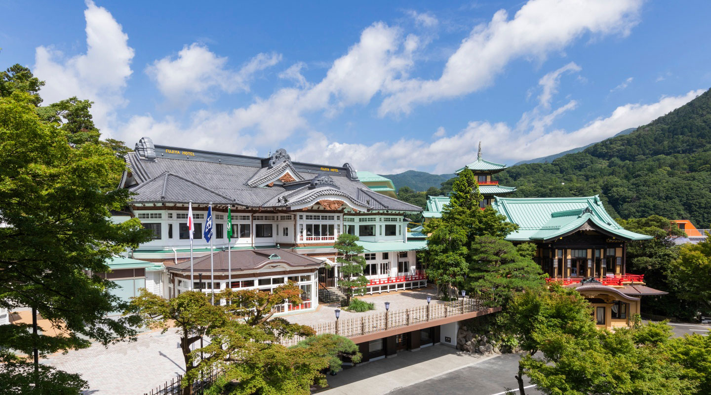 富士屋ホテル — 箱根町宮ノ下 · 唐破風の玄関をもつ1891年建築の本館と花御殿、1878年創業のクラシックホテル外観