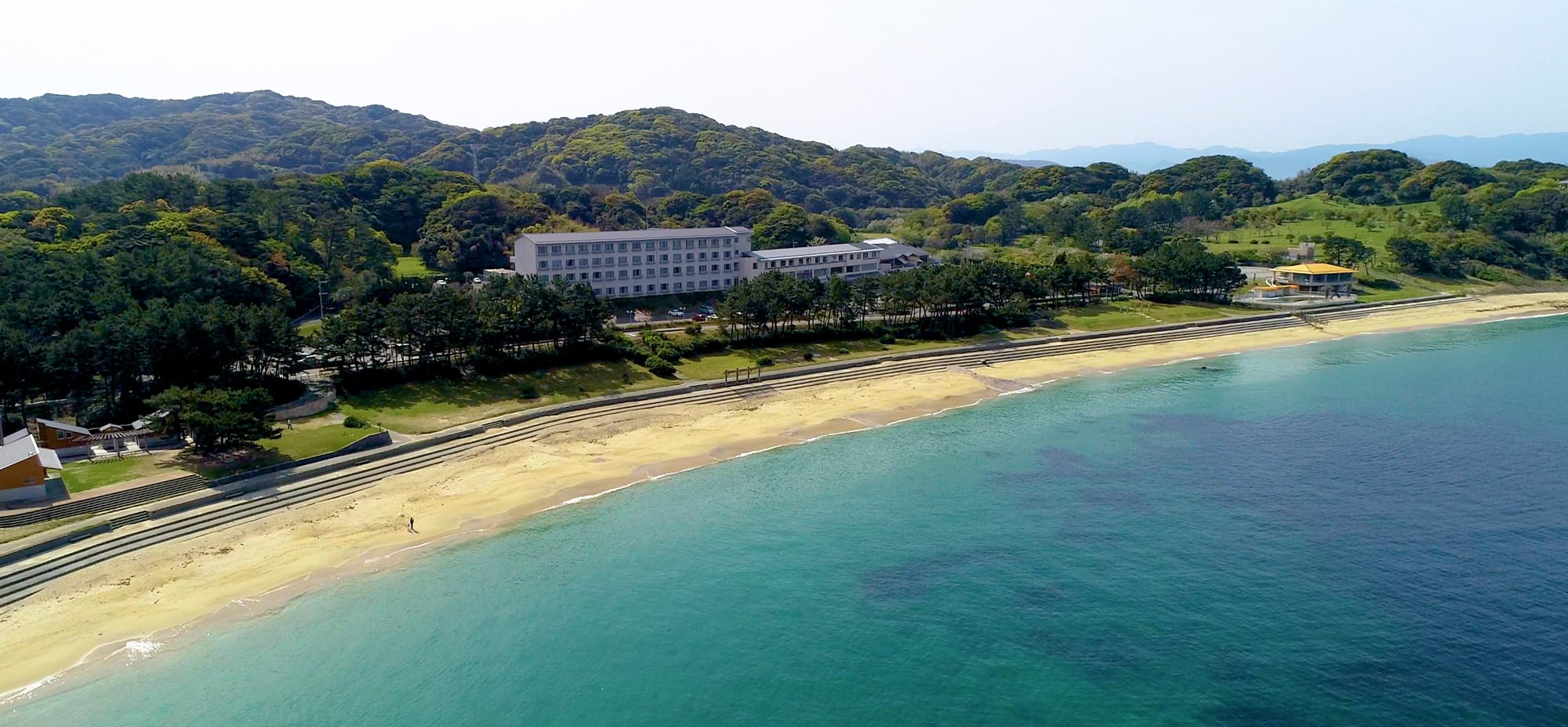 休暇村 志賀島 — 福岡市東区志賀島 · 玄界灘の海水浴場に面して建つ宿の全景