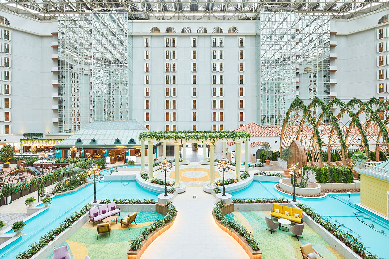 グランドニッコー東京ベイ 舞浜 — 千葉県浦安市舞浜 · 天井高37mのアトリウムに南欧風の街並みが広がる館内