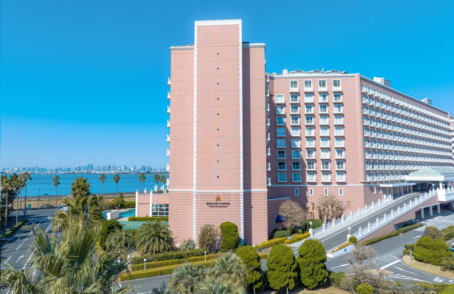 グランドニッコー東京ベイ 舞浜 — 千葉県浦安市舞浜 · 東京湾に近い舞浜に建つホテルの外観