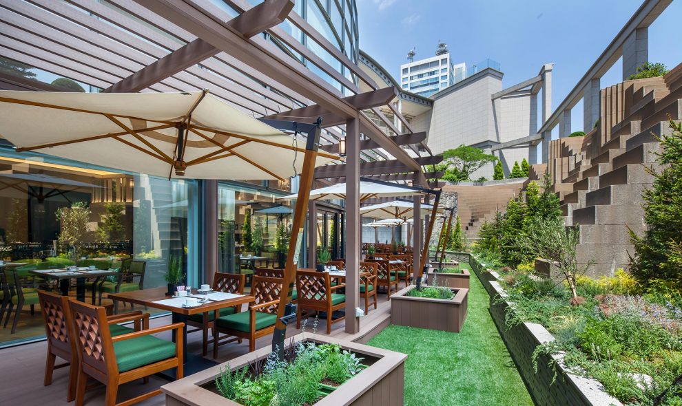 グランドニッコー東京 台場 — 1階 GARDEN DINING · 芝生と植栽が広がるテラス席のあるブッフェレストラン