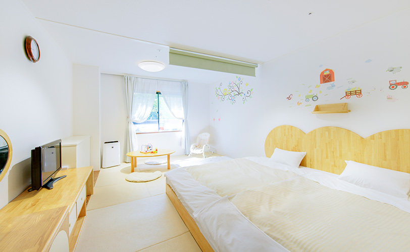ホテルグリーンプラザ軽井沢 — 赤ちゃんルームハピネス · 段差のない天然畳敷きにキングサイズのローベッド