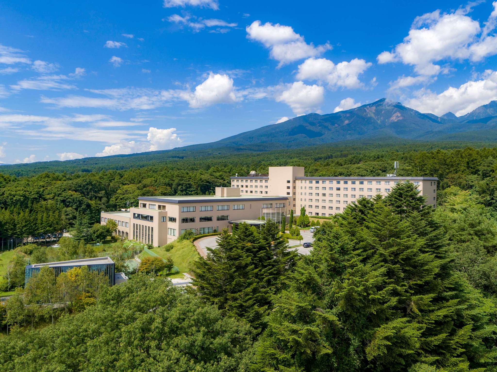 グランドメルキュール八ヶ岳リゾート&スパ — 山梨県北杜市 · 八ヶ岳南麓の森に建つ250室のオールインクルーシブ型リゾート