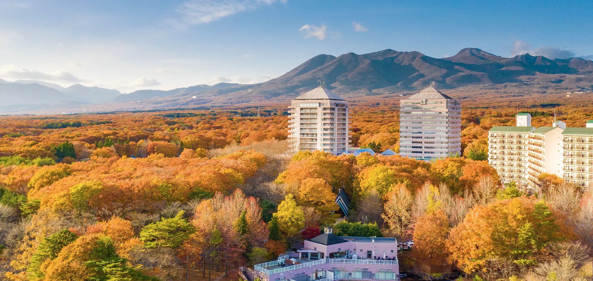ホテルエピナール那須 — 栃木県那須町 · 那須連山を背に5万坪の敷地へ建つツインタワーの全景