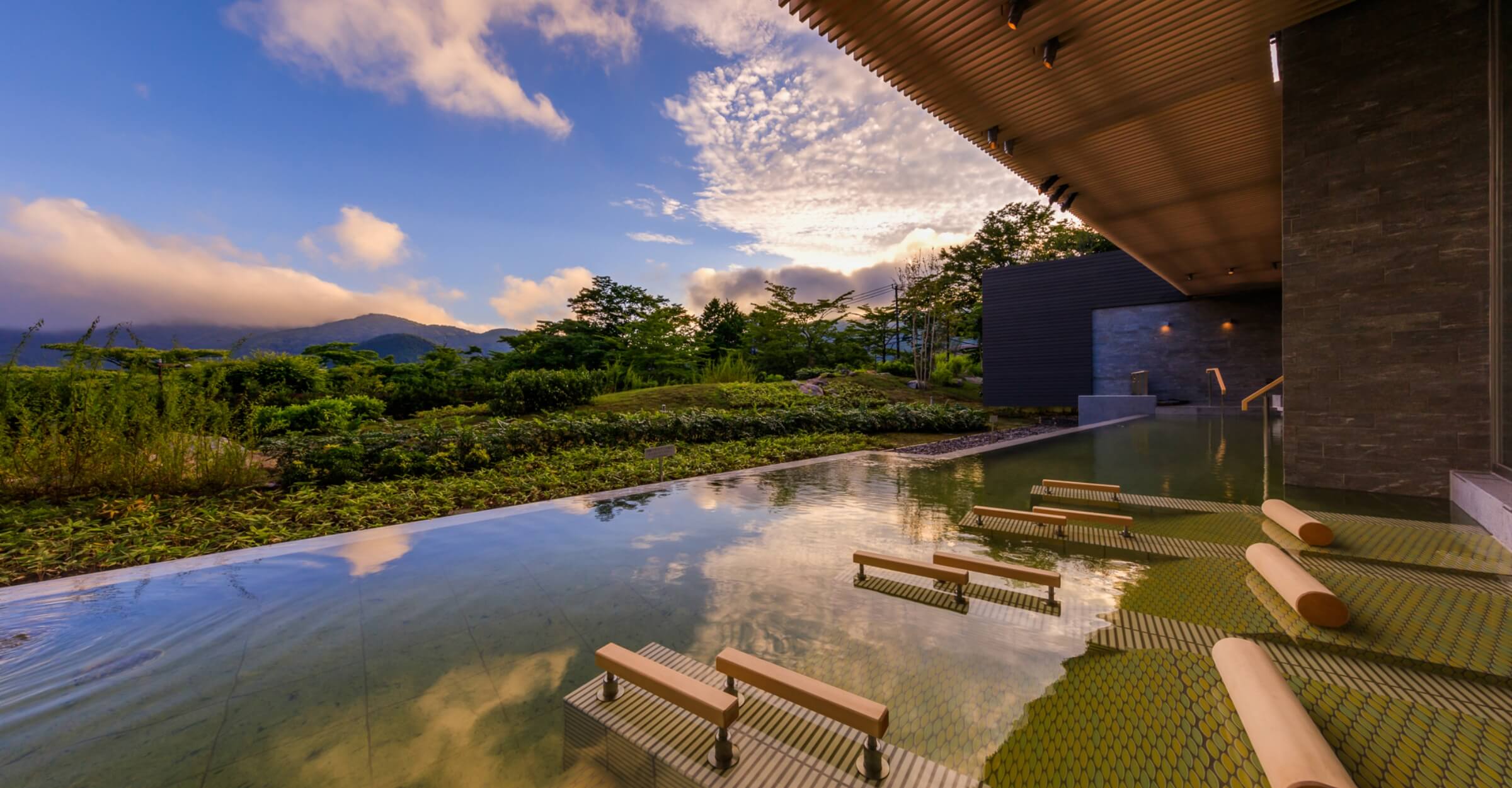 箱根・芦ノ湖 はなをり — 箱根町桃源台 · 空と山並みを映す水盤テラス、箱根ロープウェイ桃源台駅前の温泉リゾートホテル