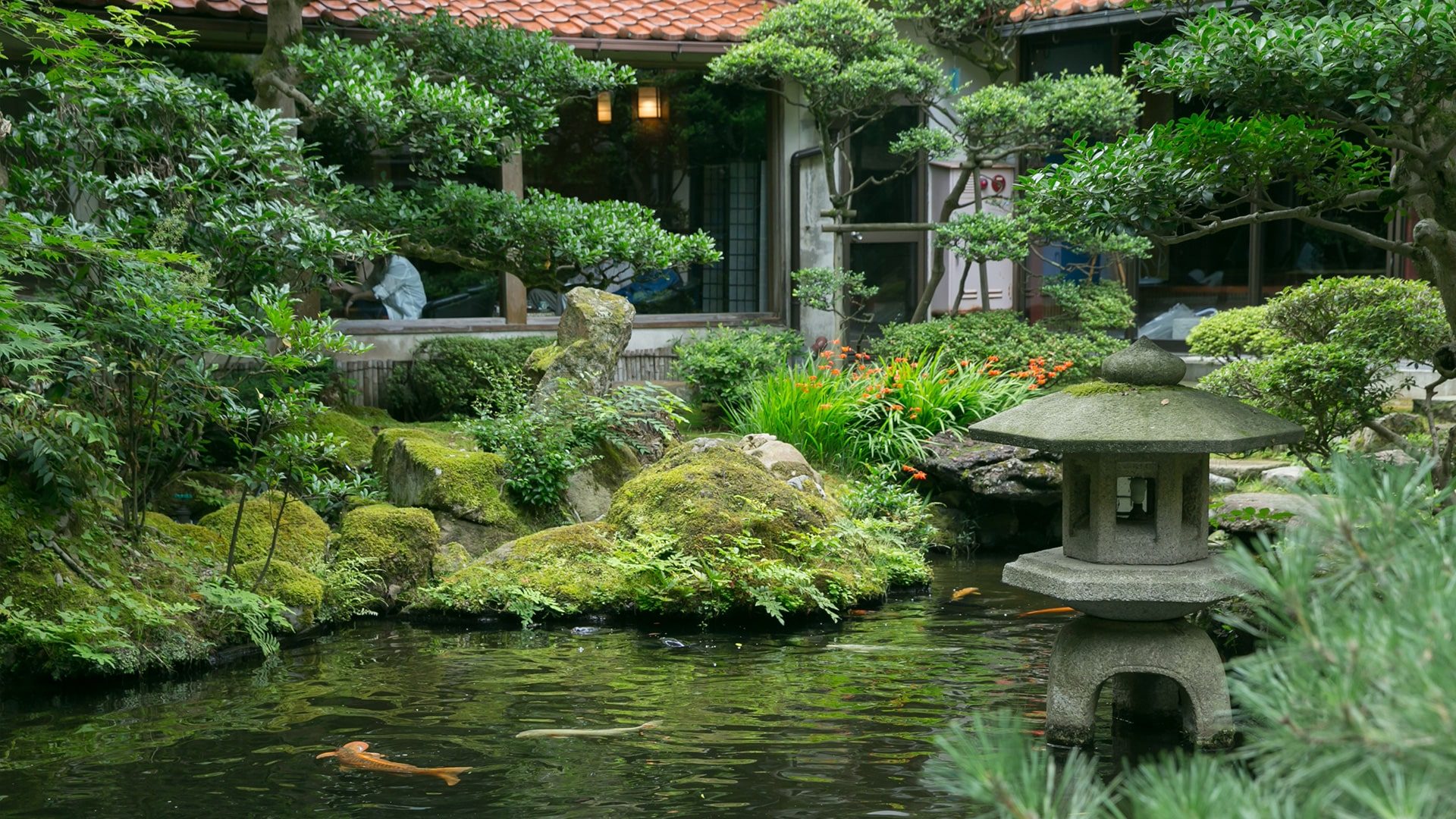 粟津温泉 法師 — 小松市・粟津温泉 · 客室棟に囲まれた苔むす日本庭園と石灯籠