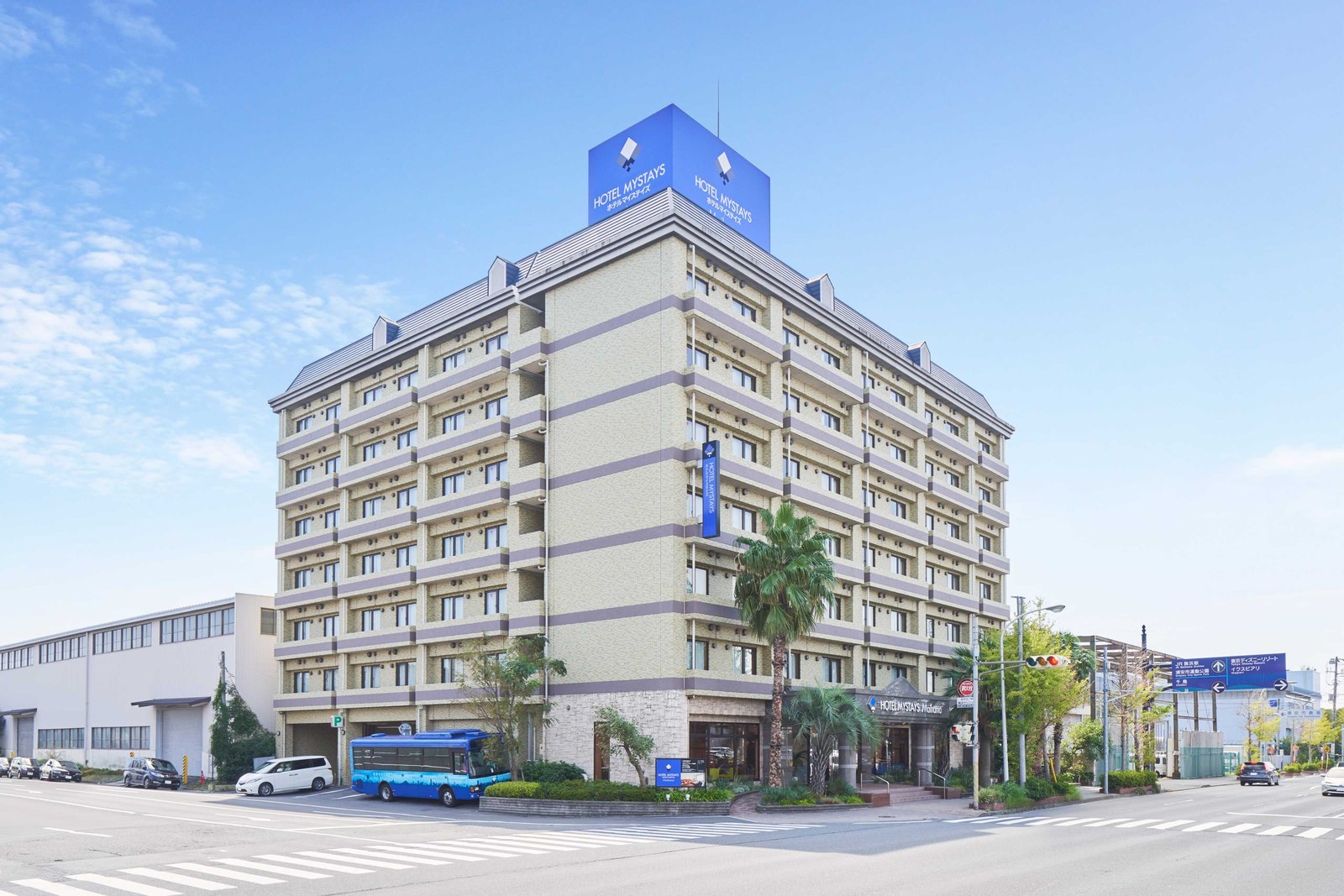 ホテルマイステイズ舞浜 — 千葉県浦安市鉄鋼通り · 青空の下に建つホテルの外観