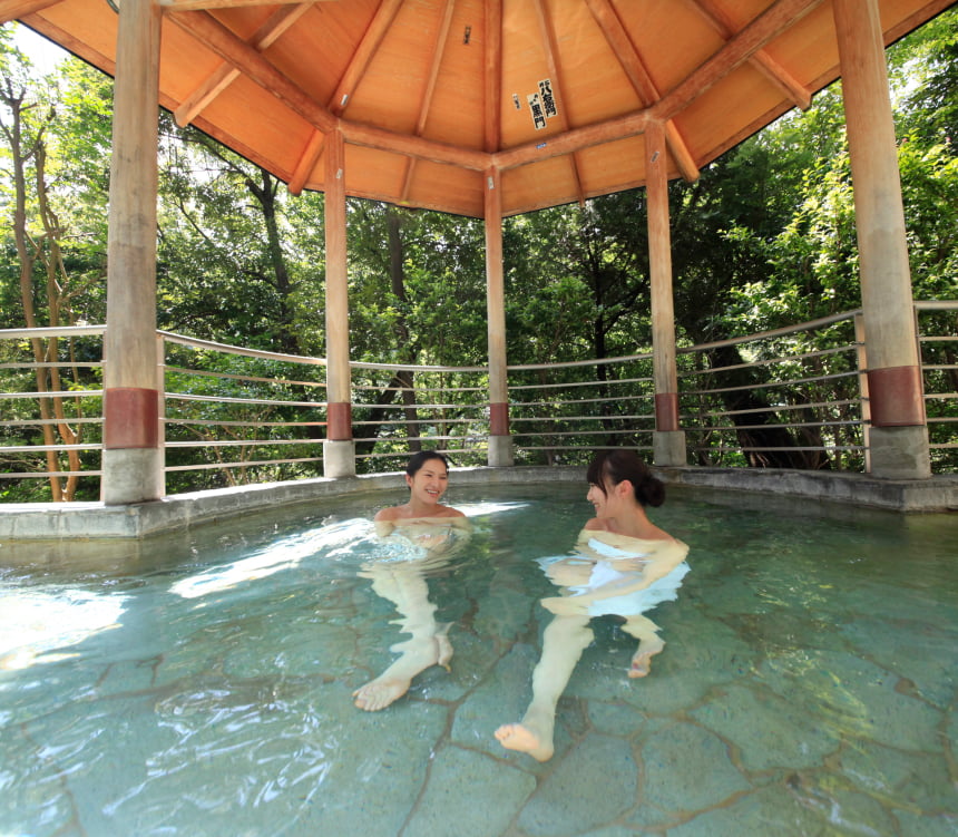 ホテルおかだ — 箱根湯本 · 木々に囲まれたあずまや屋根の露天風呂