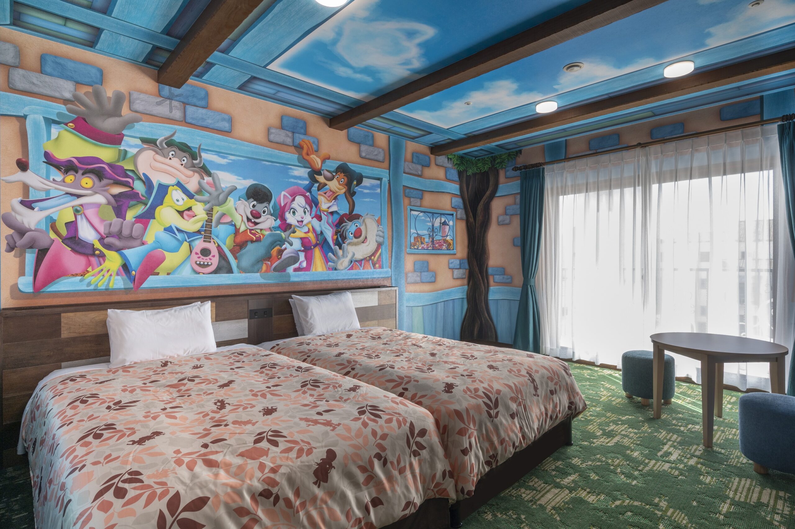 ホテル志摩スペイン村 — 志摩市磯部町 · キャラクターの壁画と空の天井画がある客室