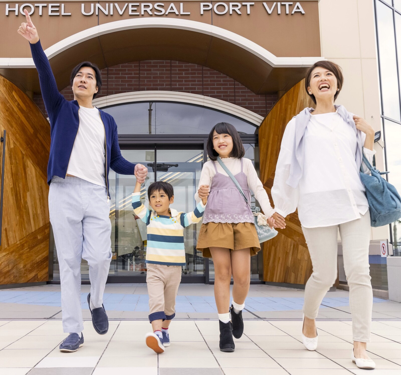 ホテル ユニバーサル ポート ヴィータ — 大阪市此花区・ユニバーサルシティ駅近く · 木目調の外装に囲まれた正面玄関
