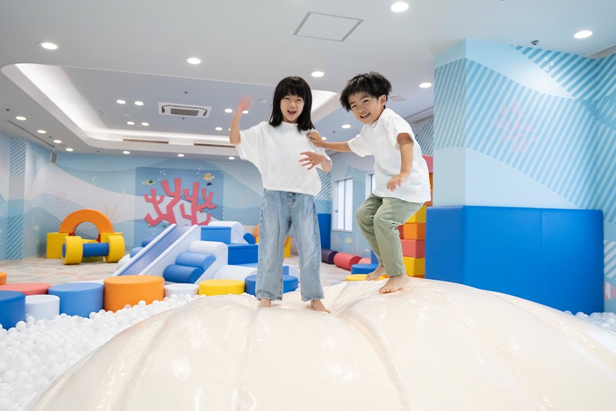 伊良湖オーシャンリゾート — 館内1階の伊良湖キッズパーク · ボールプールとふわふわドームのある屋内の遊び場