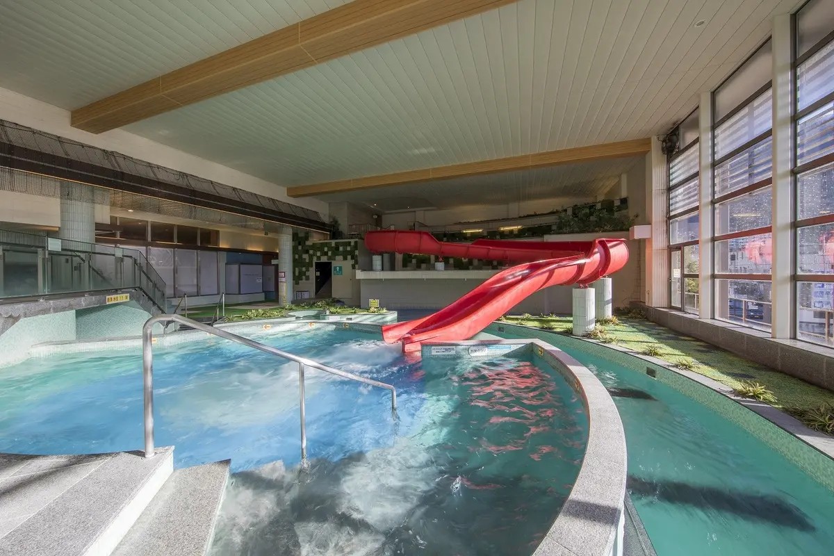 日光きぬ川スパホテル三日月 — 鬼怒川温泉駅前 · ウォータースライダーと流水プールのある屋内ガーデンスパ