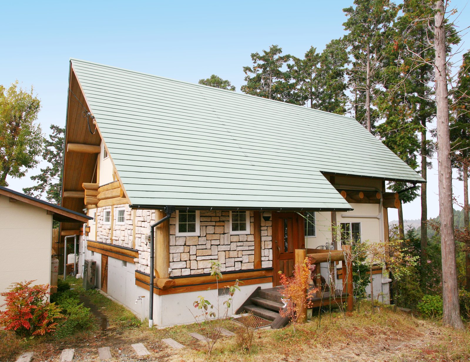 黒川 森のコテージ — 熊本県南小国町 · 管理棟のとなりに建つ10名用ログハウスの外観