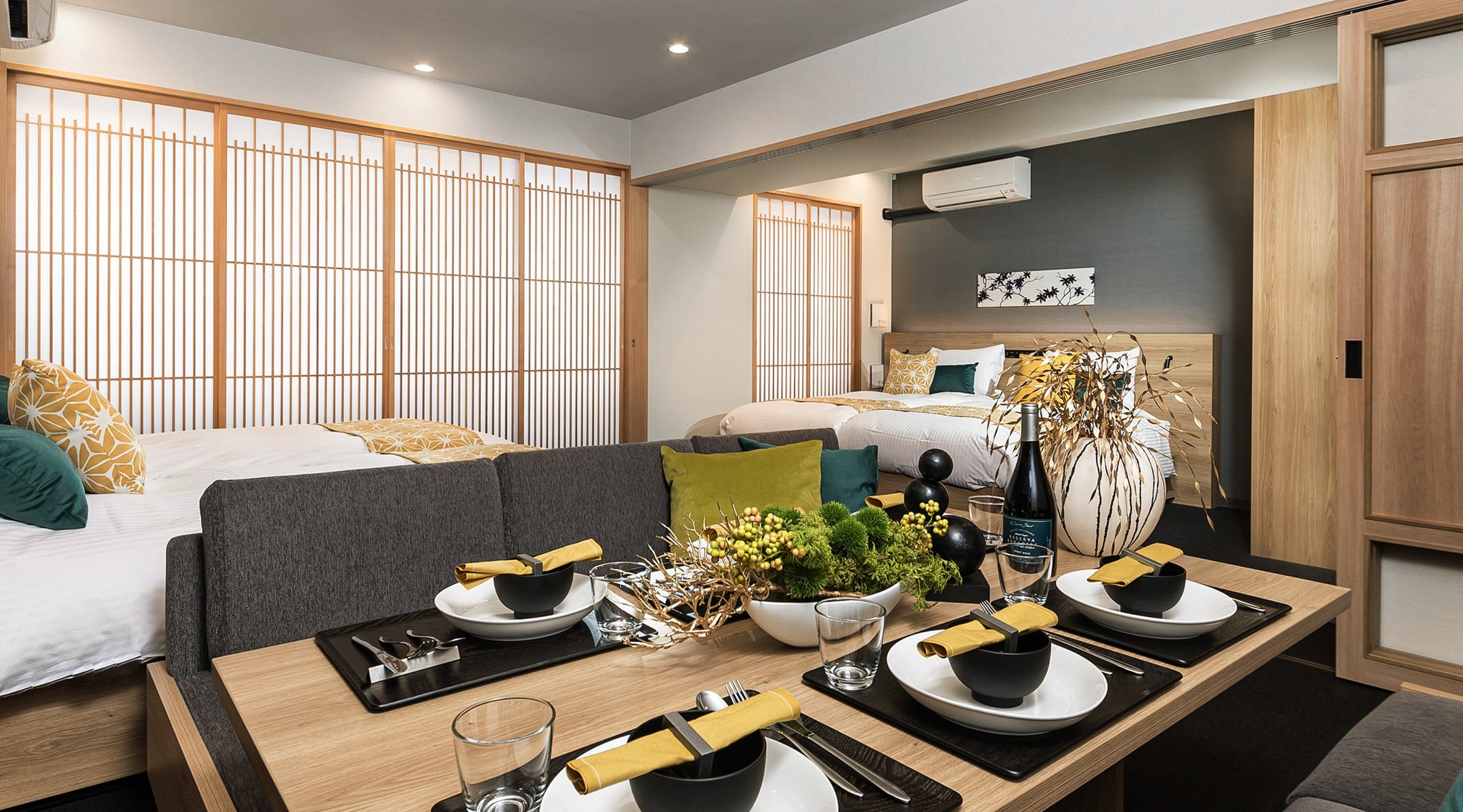 MIMARU京都 新町三条 — 京都市中京区・烏丸御池 · ダイニングテーブルとベッド4台を備えた障子のある客室