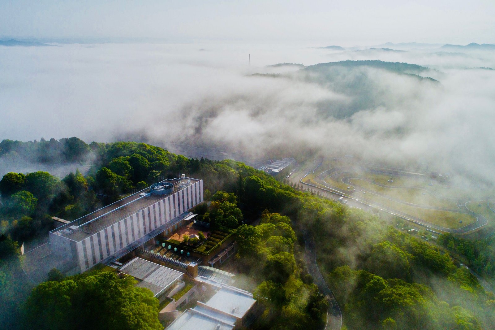 モビリティリゾートもてぎホテル — 栃木県茂木町 · 雲海の上に建つ森の中のホテルとレーシングコース