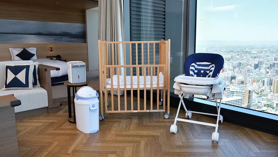 名古屋プリンスホテル スカイタワー — 名古屋市中村区 · ベビーベッドとハイローチェアを置いた高層階の客室