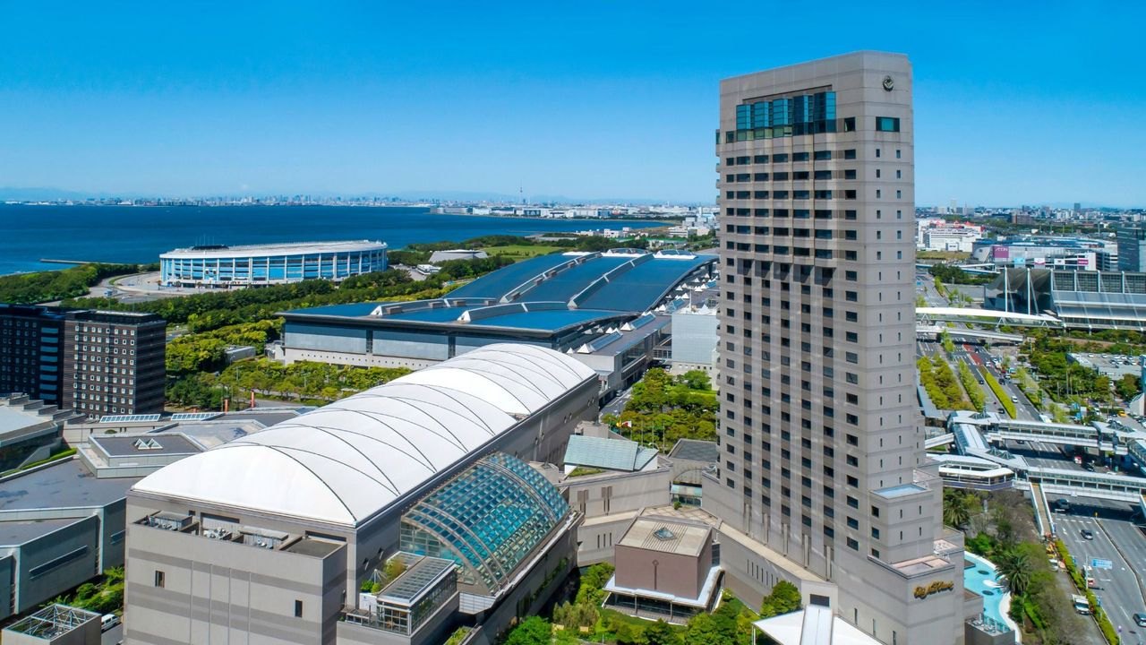ホテルニューオータニ幕張 — 千葉市美浜区ひび野 · 幕張メッセと東京湾に面して建つ高層ホテルの外観
