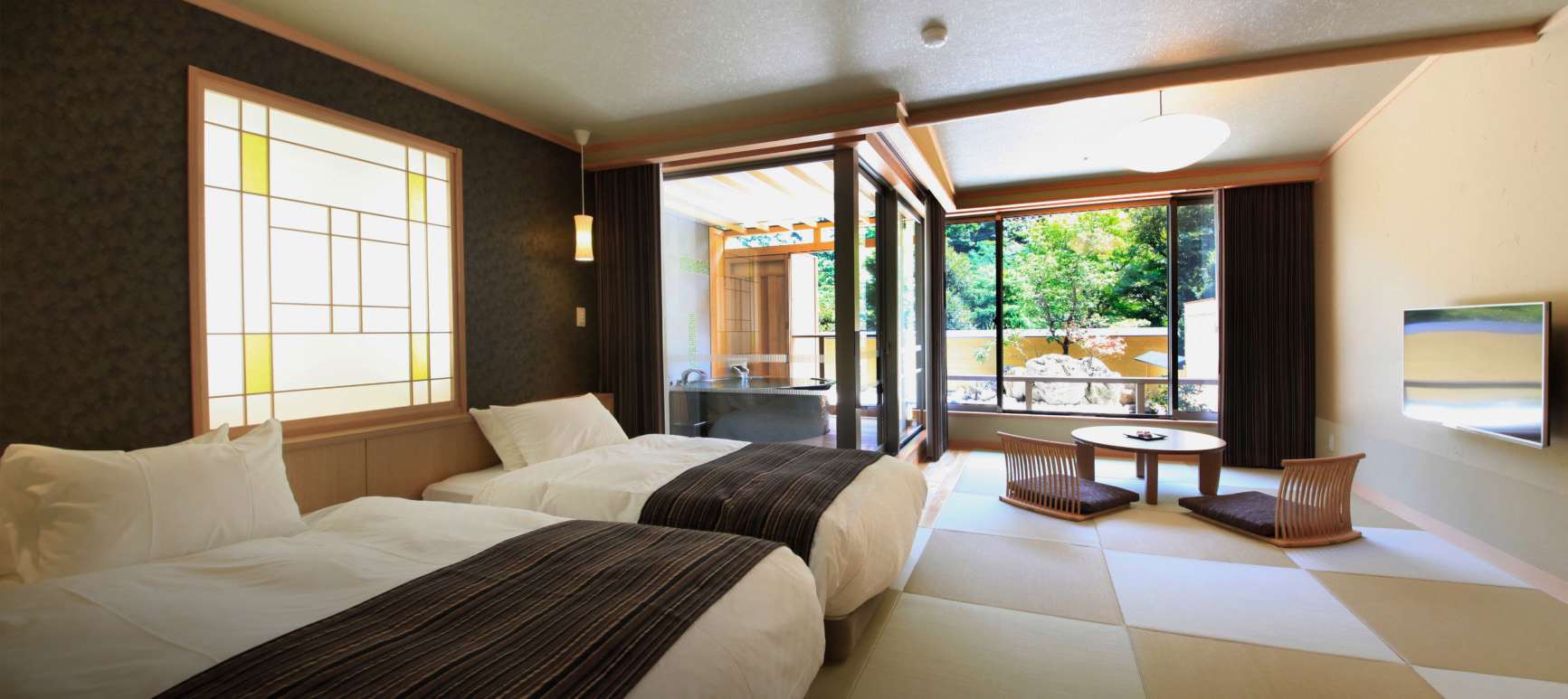 ホテルおかだ — 箱根湯本・須雲川沿い · 畳敷きに露天風呂が付く和洋室「粋彩」の一例