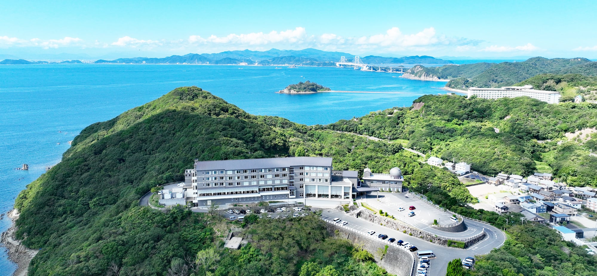 休暇村南淡路 — 兵庫県南あわじ市福良 · 鳴門海峡を望む高台に建つリゾートホテルの全景
