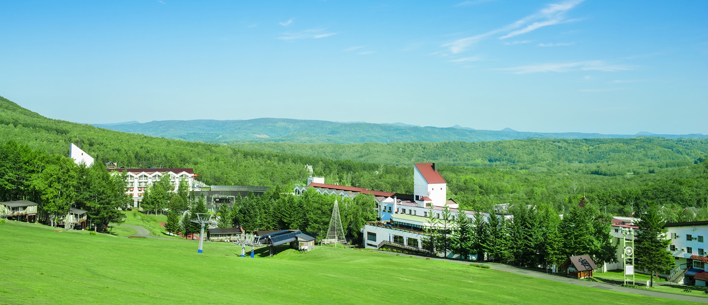 ルスツリゾートホテル&コンベンション — 北海道留寿都村 · 遊園地とスキー場に直結する高原リゾートの全景